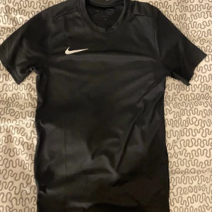 Nike träningskläder  - En träningströja ifrån Nike, köpte för 229kr i somras har inte kommit mycket till användning
