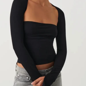 Soft touch square neck top - Hej💕 Jag säljer denna asssnygga top från Gina, helt oanvänd, säljer för jag har köpt fel storlek och hann inte lämmna tillbaks💕 kom privat för fler bilder på, Det är en L fast passar för M med