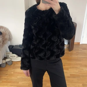 Svart pälsjacka - Så fin svart pälsjacka från vero moda som inte längre går att köpa, superbra skick!💕