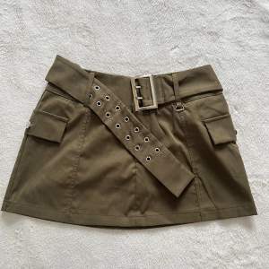 Söt militärgrönt mini skirt. Använt endast en gång den är i mycket fint skick! 🩶