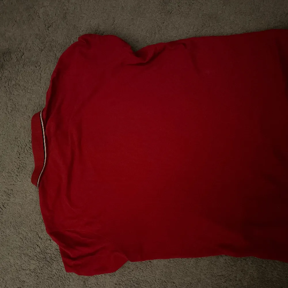 Röd moncler pike som är för liten. Använd några gånger men bra skick.. T-shirts.
