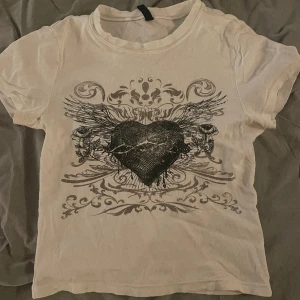 y2k tee från h&m - Säljes då den inte längre kommer till användning! 