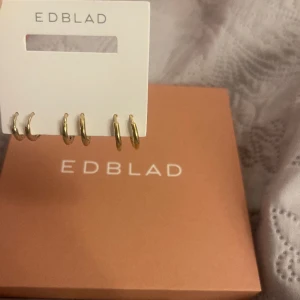 Edblad örhängen  - 3 olika par örhänge fick dom i julklapp men tyvärr är jag silver tjej som säljer dom här💕💕 kan även tänka mig att byta💘