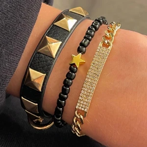 Armband - Gör dessa stjärnarmband, det i mitten! Finns både i silver och guld. Du kan bestämma både färg på pärlorna och storlek på armbandet. 40kr st + frakt (15kr). Betalning sker via Swish eftersom jag gör de på beställning🤗🩷