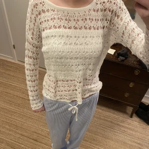 Gina tröja - Superfin vit tröja från Ginatricot. Passar över bikini/ linne eller bara som den är. Bra skick, inte fläckar osv. Strl s. Pris kan diskuteras 