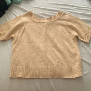 Vintage stickad tröja❤️ -  Vintage Stickad T-shirt med fina detaljer. Gammal logga från Kappahl säkert 20 år gammal som jag köpt på sacond hand men så fin❤️ Passar xs-m Unik tröja❤️