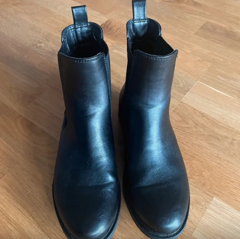 Ett par svarta skor/boots från clou. Storlek 36. Aldrig använda. Nypris 499 kr. . Skor.