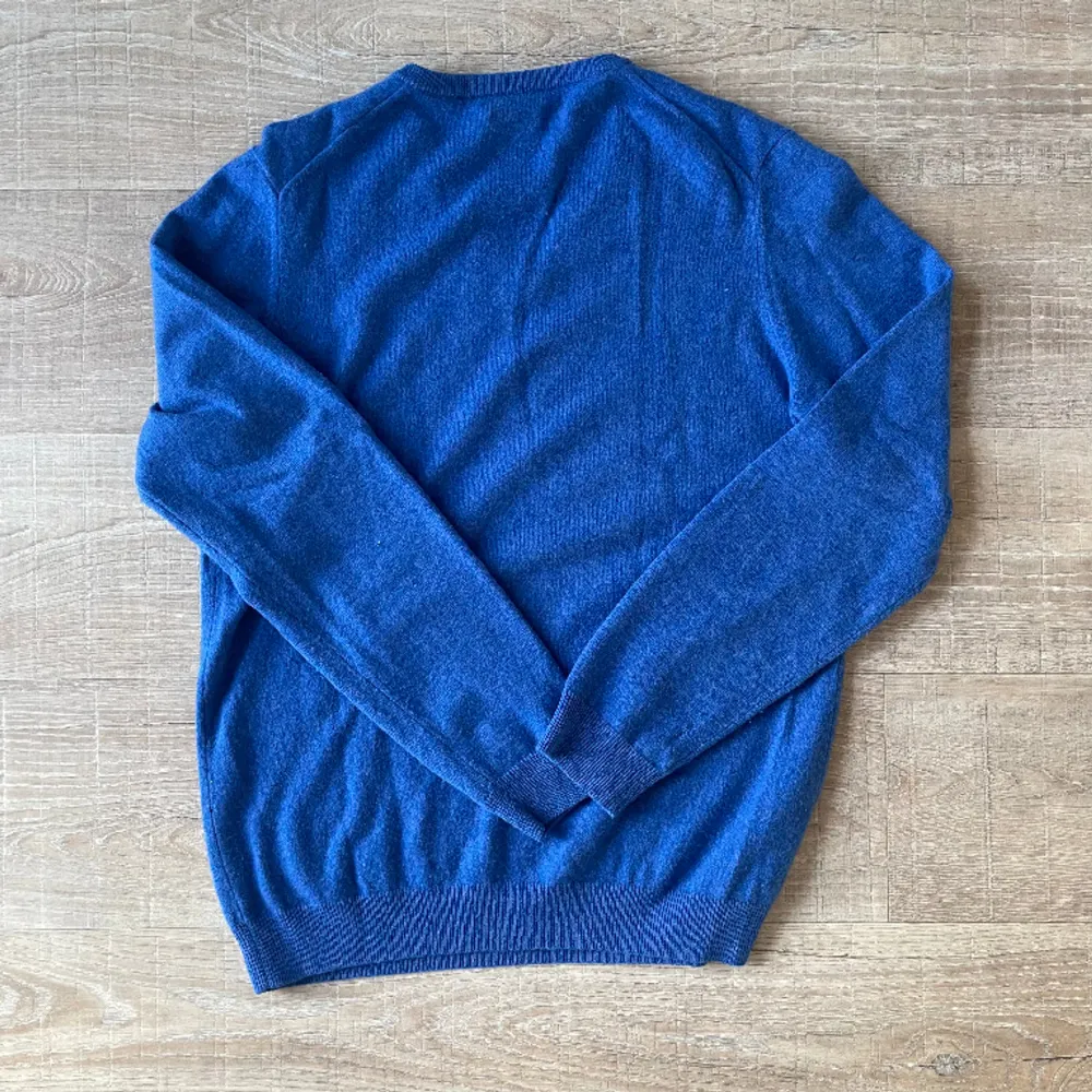 En super härligt tröja i 100% kashmir. V ringad i härlig blå färg. Storlek Large. Bra skick och några lagade hål på bröstet.. Tröjor & Koftor.