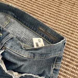 Dondup George jeans - Hej säljer mina dondup George jeans i storlek 33 dom är bra skick, det är bara att skriva och fråga om vilka funderingar som helst!! Priset kan diskuteras vid snabb affär 