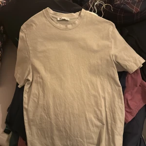 Zara t shirt - T shirt från zara