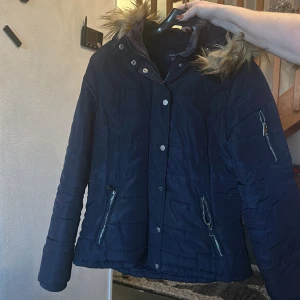 Vinterjacka  - Fin vinterjacka med päls 