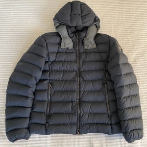 Colmar dunjacka - Storlek: 48 Pris: 700kr Nypris: ca 4000kr Skick: 5/10 (finns små hål, men inga större skador finns) Färg: Matrinblå