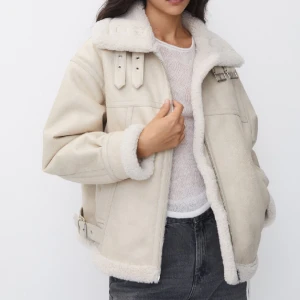 Konstläder jacka - Konstläder jacka jag köpte från Pull & Bear för någon vecka sen i Sthlm. Vill lämna tillbaka men kan inte då butiken inte finns i min stad. prislappen kvar, därav priset. Lånade bilder, hör av er för personliga bilder. Storlek M men passar XS-S.