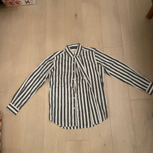 Skjorta  - Luftig och snygg skjorta från A Day’s March i storleken S (passar även M). Nypris 599kr. Mitt pris: 150kr. 