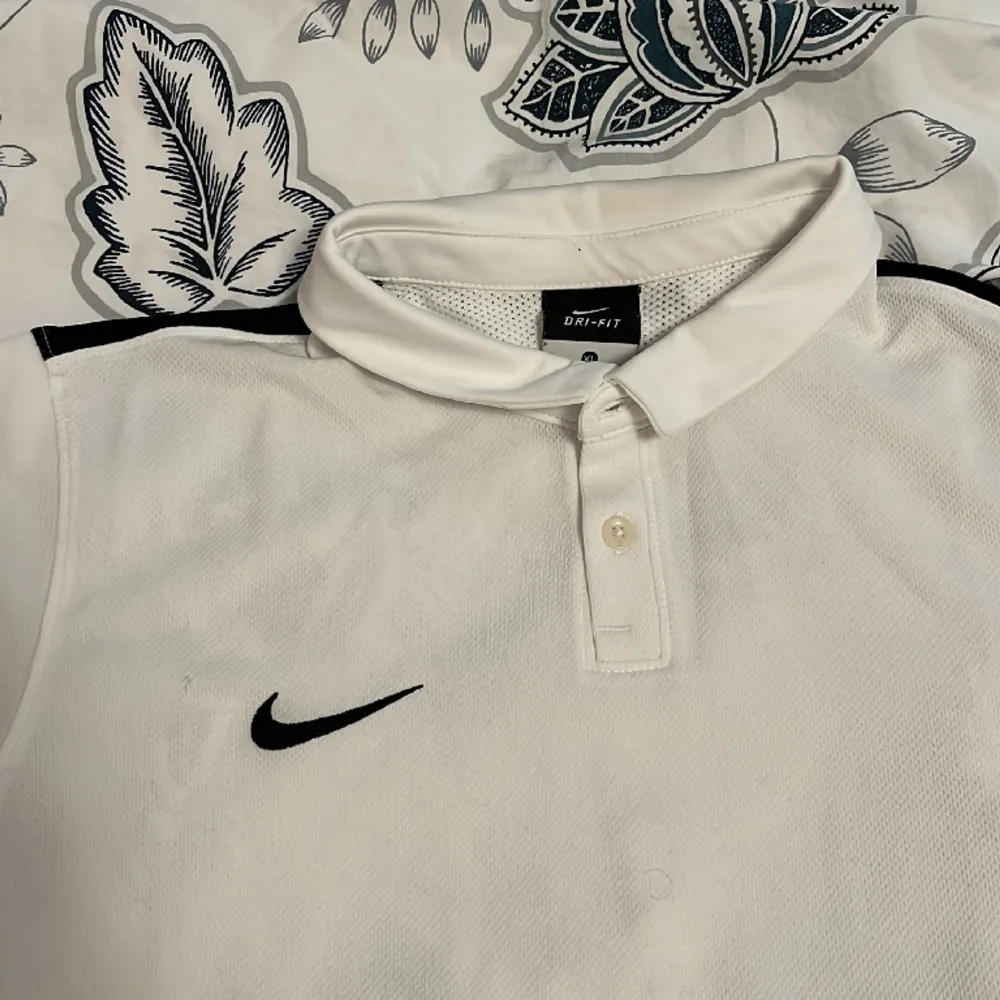 En nästan oanvänd vit träningstshirt i storlek 158-170. T-shirts.