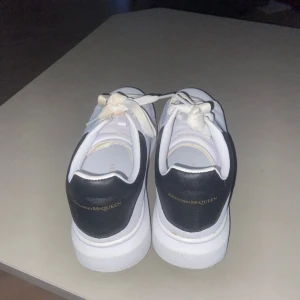 alexander mcqueen - Säljer mina Alexander mcqueen pågrund av att de inte passar mig. Har använt den kanske 2-3 gånger. Inga skador på skorna.