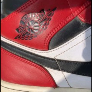 Jordan 1 Chicago black toe  - Säljer mina Jordan 1s då de är för små. I bra skick och väl omhändertagna