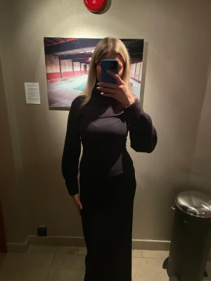 Supersnygg kjol - Såå himla fin långkjol från Ginatricot. Går att snvända som både kjol men också som en skimsklänning om man har ett tajt linne till. Storlek M men passar även Xs och S