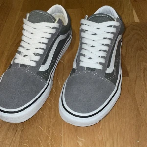 Vans  - Säljer dessa Vans för dom ej kommer till användning köpt i Vans butiken inne i stans använt dom max1-2 gånger. Box och kvitto med följer vid köp.som nya typ vid intresse kom pm NY PRIS 849kr. Möts upp i Sthlm 👍🏼