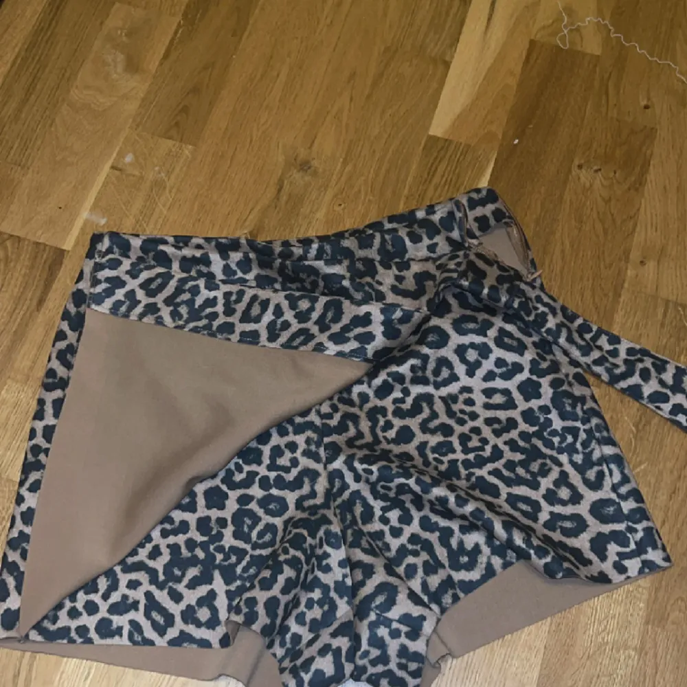 En snygg oanvänd leopard kjol med insydda shorts från Zara i storlek S. Kjolar.