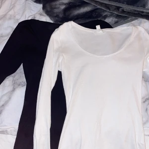 Två fina toppar - Två jättfina ribbade toppar som är i storlek S. Köp 1 för 50kr eller båda för 70kr. Hör gärna av dig för mer frågor 💕