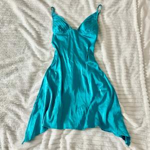 Säljer denna super fina blåa klänningen som jag har aldrig använt därför den är för kort för mig som har lång torso 💝