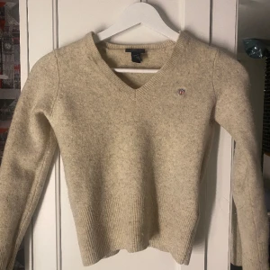 Stickad tröja  - köpte den länge sen, kommer inte till någon användning så vill sälja den, priset kan diskuteras