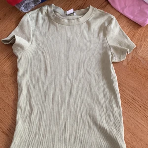 Ljusgrön lång topp - Ljusgrön lång topp från monki 