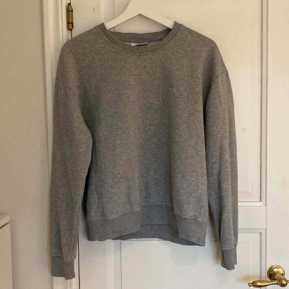 En jättefin grå sweatshirt från kidsbrandstore i märket GRUNT. Storleken är XL i kidsbrantstore storlek men Xs/S i vanlig storlek. Den är använd mycket men är ändå i mycket bra skick. Säljer eftersom att den har blivit för liten.. Tröjor & Koftor.