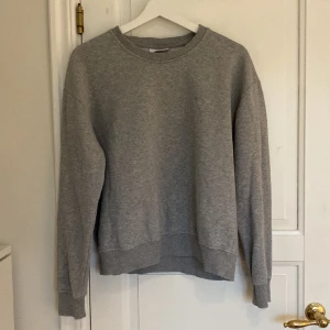 Grå sweatshirt - En jättefin grå sweatshirt från kidsbrandstore i märket GRUNT. Storleken är XL i kidsbrantstore storlek men Xs/S i vanlig storlek. Den är använd mycket men är ändå i mycket bra skick. Säljer eftersom att den har blivit för liten.