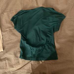 Mörk grön backless t shirt. Aldrig använd 