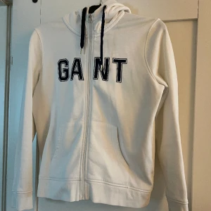 Vit GANT hoodie - Använd ett fåtal gånger, säljer pga för liten ☺️