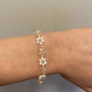 Armband - Handgjort armband, kan även göra med silverlås och många andra färger. Kan skicka bild på dem tillgängliga färgerna🥰Skriv måttet runt din handled för att få ett som passar just dig.💕