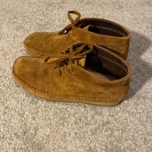 Clarks Weaver High - Sjukt snygga och stiliga Clarks i modellen Weaver! De är varsamt använda och är i väldigt bra skick. Storlek 43. Nypris: ca 2000, Mitt pris: 599. DM vid frågor eller fler bilder! 