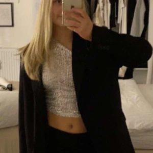 Glittrig topp från WEEKDAY - Glittrig nyårstopp från WEEKDAY✨Använd en gång💓