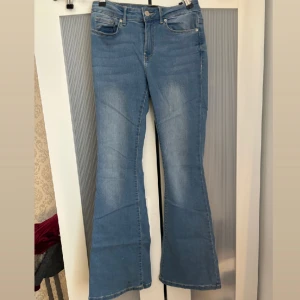 Bootcut jeans - Säljer dessa bootcut jeansen från vero Moda då de ej kommer till användning! Superfina💞 nypris 500kr, passar 32-36