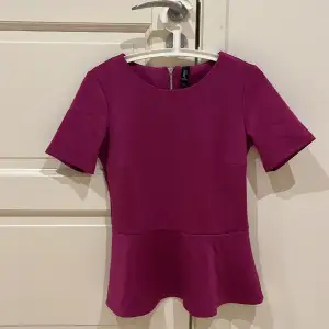 Vacker cerise topp i blankt lite stretchigt material (polyester). Mycket lite använd. 