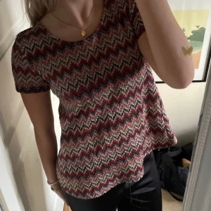 Tröja - Jättefin tröja med detaljer på ryggen, fint skick 