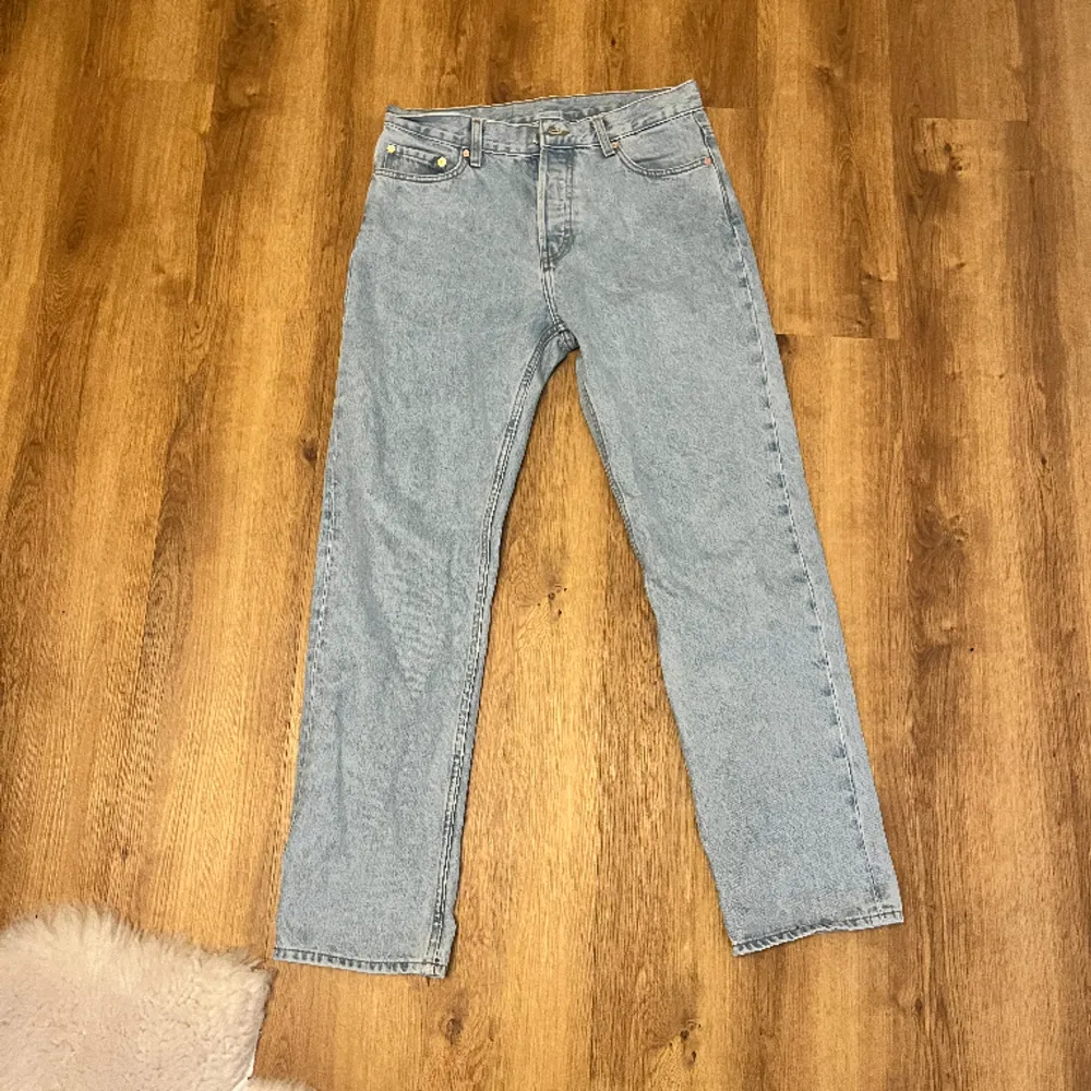 Straight space relaxed jeans från Weekday. Bara använd en gång. Helt nytt skick. Kan frakta. Jeans & Byxor.