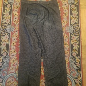 Raka jeans - Superfina och rätt annorlunda jeans som ser nästan ut som kostymbyxor. Väldigt skönt material, väldigt raka och ser väldigt fräscha ut. Du borde köpa tycker jag!