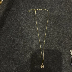 Lily and rose - Lily and rose halsband i guld med vita stenar.