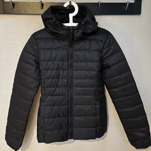 Tunn dunjacka  - Tunn dunjacka från Only.  Jackan är i storlek S, men då den är väldigt liten i storlek skulle jag säga att den passar XS. Jackan är i väldigt fint skick då den enbart är använd fåtal gånger. 