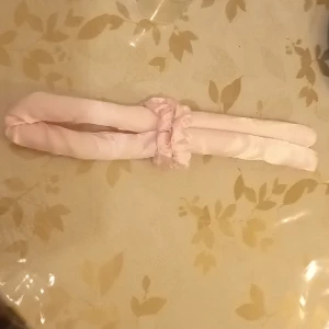 Heatless curl grejsimos - Hej, säljer denna pga att jag inte vet hur man använder den, hårklämman som medföljde gick tyvärr sönder. Men man kan bara använda vilken sen. Kontakta för mer frågor eller om ni vill ha mer bilder 💖