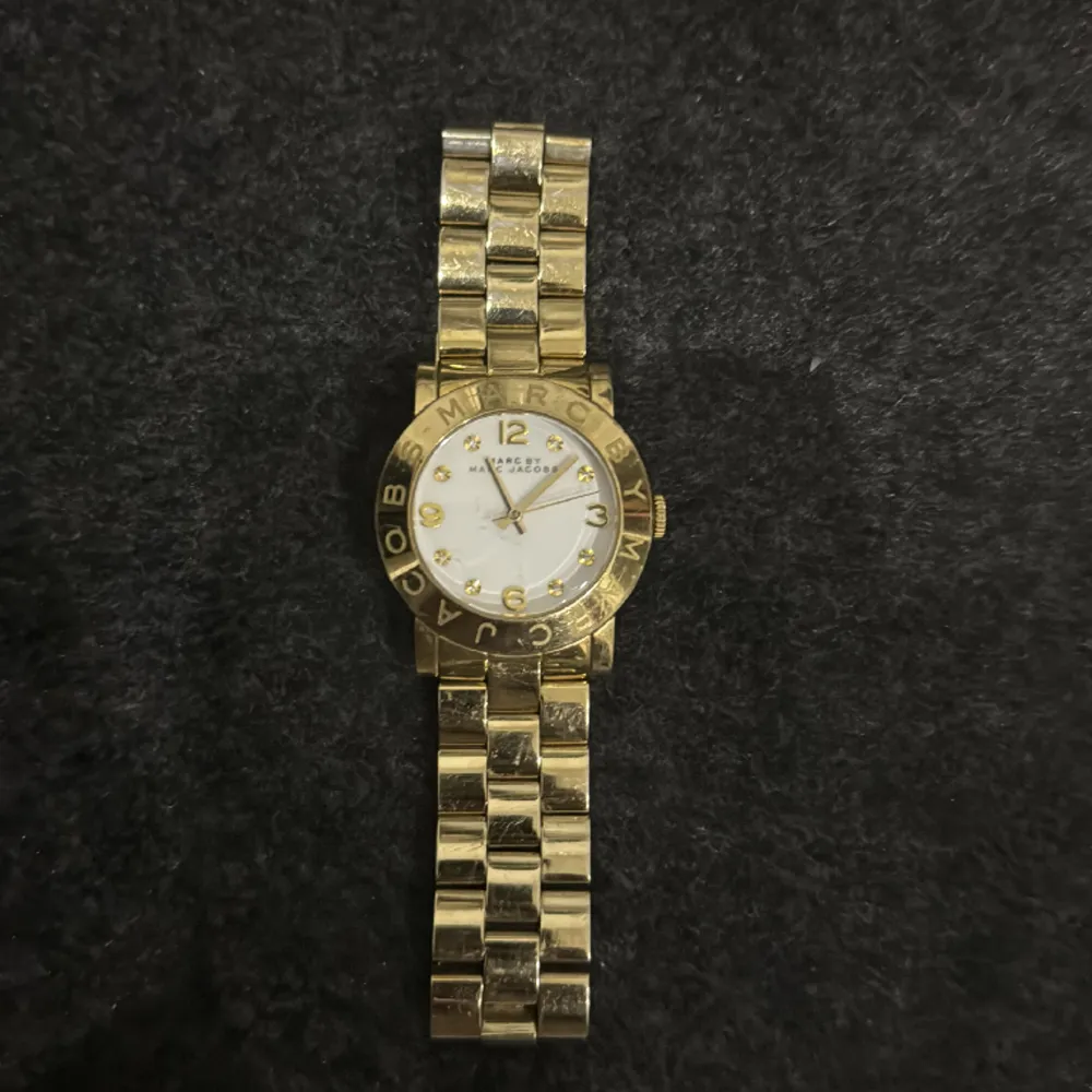Jättefin klocka från Marc Jacobs i guld med vit urtavla. Äkta såklart.köptes då för 4000:-. Accessoarer.
