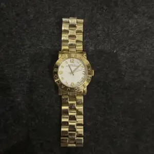 Jättefin klocka från Marc Jacobs i guld med vit urtavla. Äkta såklart.köptes då för 4000:-