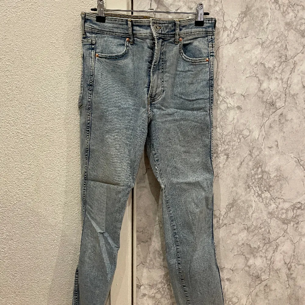 Fina jeans från H&M som knappt är använda, de är i storlek 36/s.  . Jeans & Byxor.