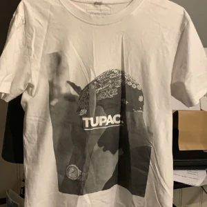 T shirt - Skitsnygg 2pac T Shirt. Säljs pga att den inte används och bara ligger i garderoben. Köpte den förra sommarn och har använts ett fåtal gånger. Jätteskön och nästan som ny🤍