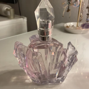 Arians grande perfym nude - Ljusrosa kristall perfym, arians grande ”nude” knappt använd. Orginalpris, 650kr