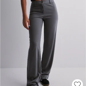 Gråa kostymbyxor  - använd några få gånger, mycket fint skick!! Skönt material, jag köpte dessa för 500kr 