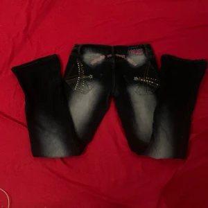 Snygga bootcut jeans med detaljer på rumpan - Väldigt snygga bootcut jeans. Dom är helt perfekta. Använd några gånger. Säljer de pågrund av att jag ändrat stil. Hör av dig om du har frågor🫶🏻🫶🏻fri frakt